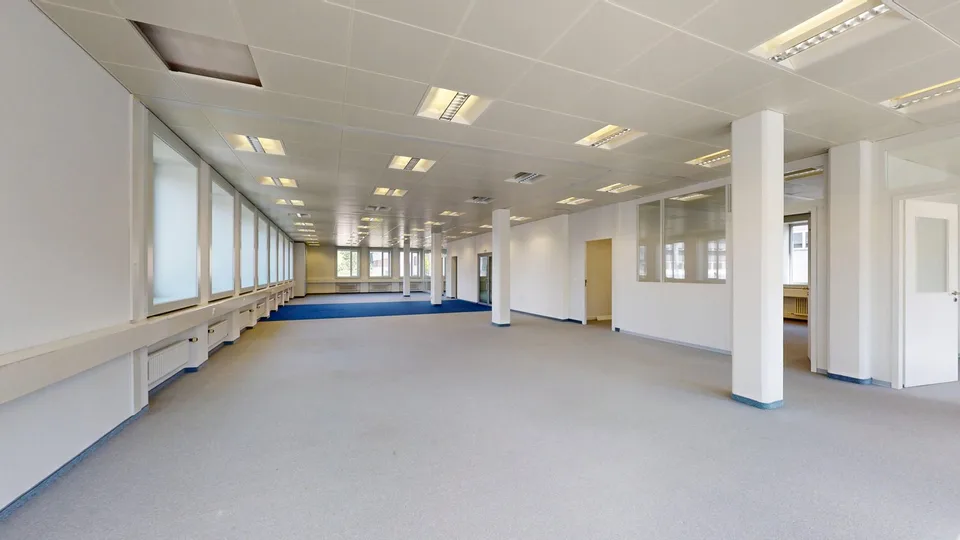Expanded office on the 1st floor in a central location in Kloten with parking possibilities