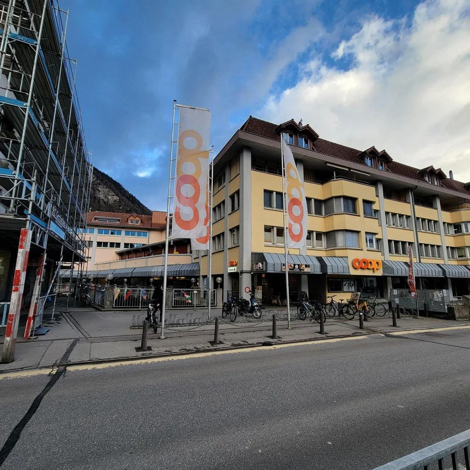 108m² - Spazi commerciali versatili in una posizione centrale a Unterseen