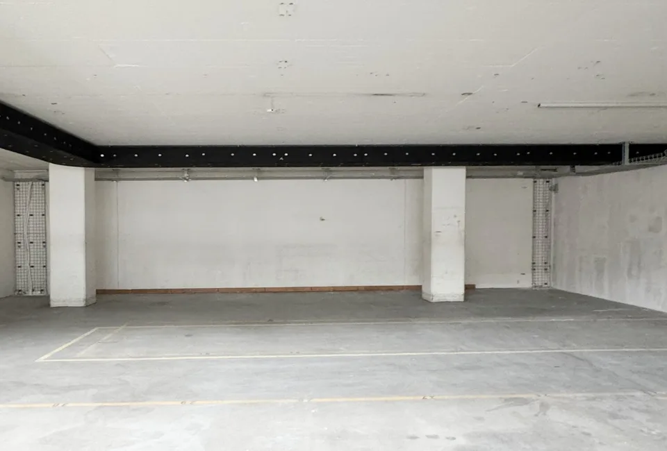 108m² - Spazi commerciali versatili in una posizione centrale a Unterseen