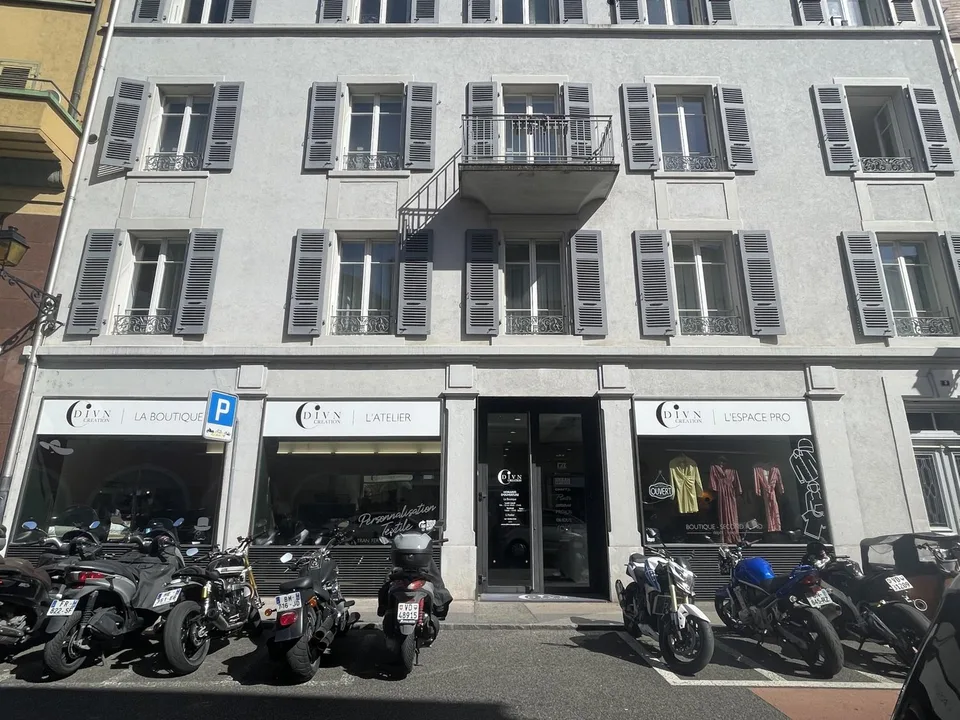 ARCADE COMMERCIALE DE 320 M2 AU COEUR DE NYON