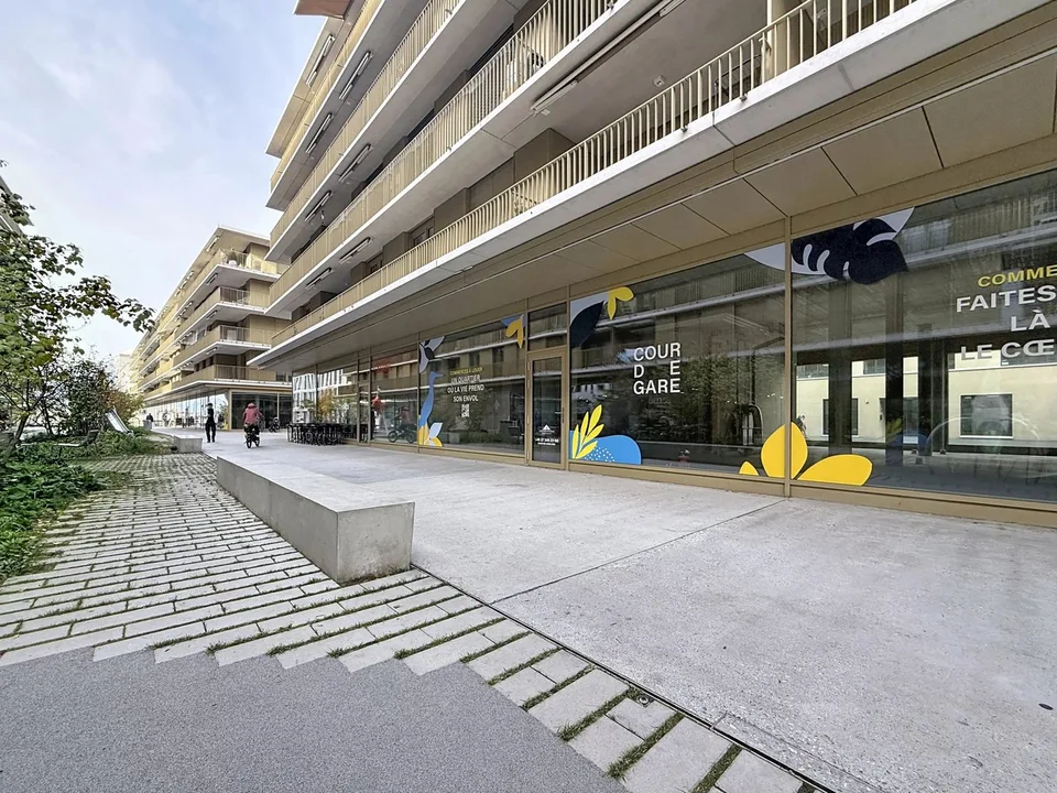 In affitto ? Superfici commerciali con vetrine ? Cour de Gare (Sion)