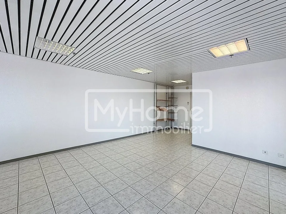 Bright commercial property of 103 m2 in Lonay
