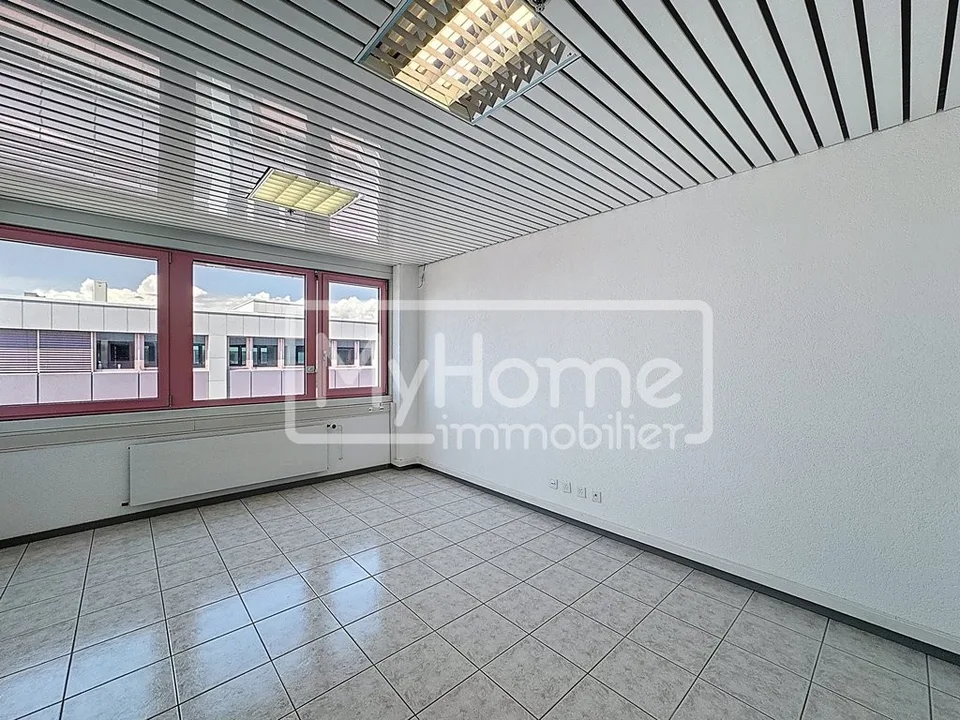 Bright commercial property of 103 m2 in Lonay