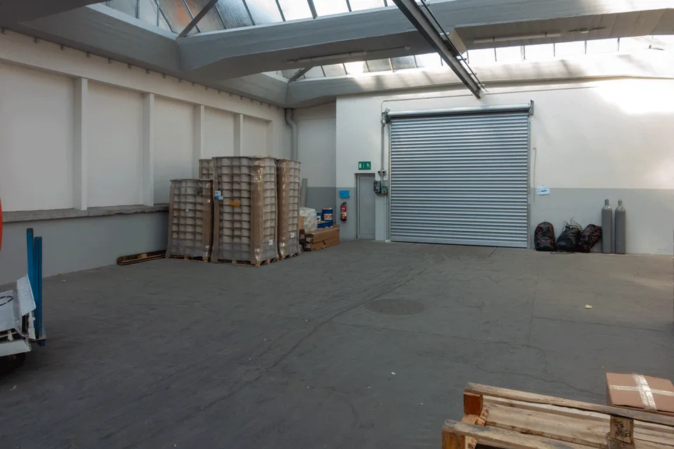 2 x 600 m2 halls de stockage (ou 1'200 m2) à louer avec accès rampe
