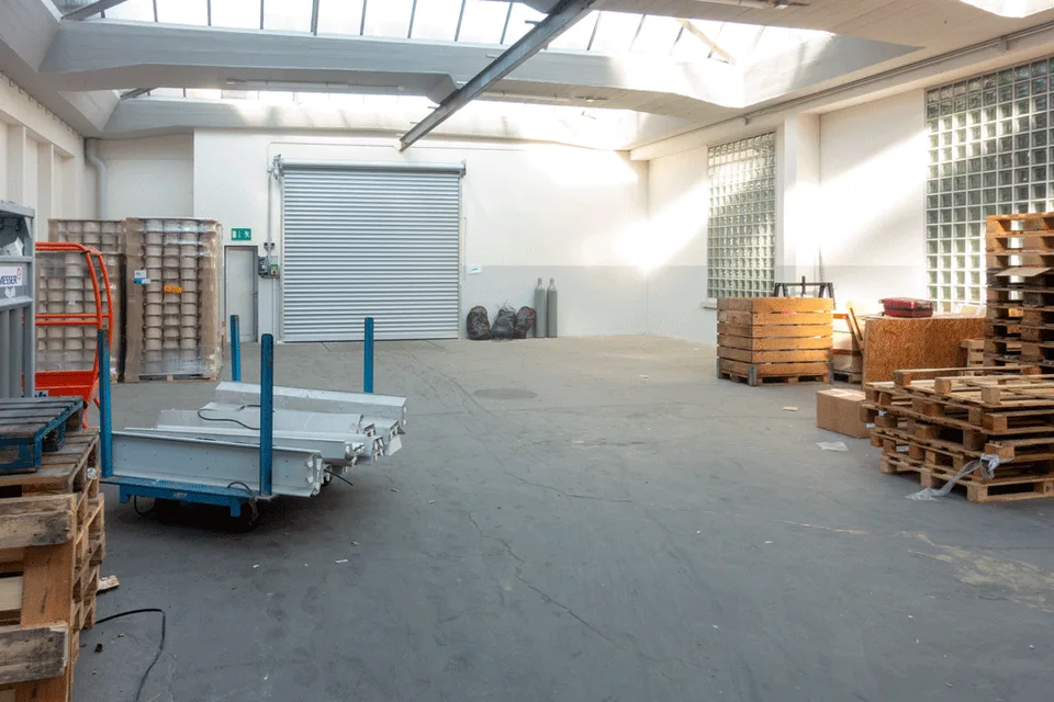 2 x 600 m2 halls de stockage (ou 1'200 m2) à louer avec accès rampe