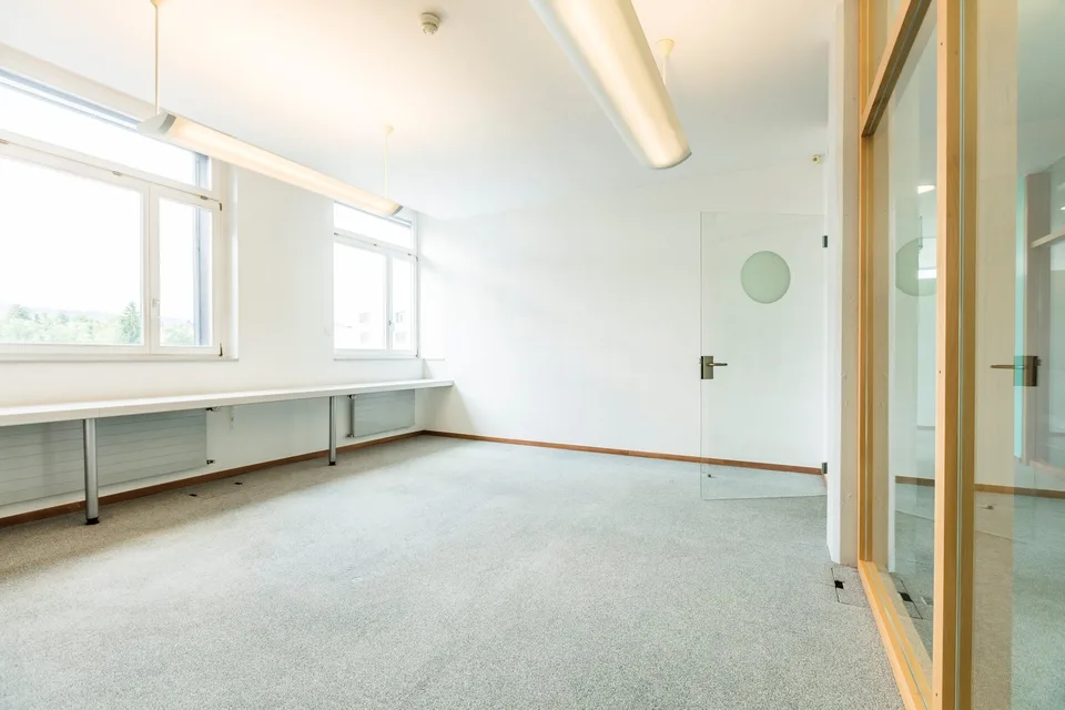 🏢 ✨ Espace généreux avec salles individuelles subdivisées – photo 15 sur 16
