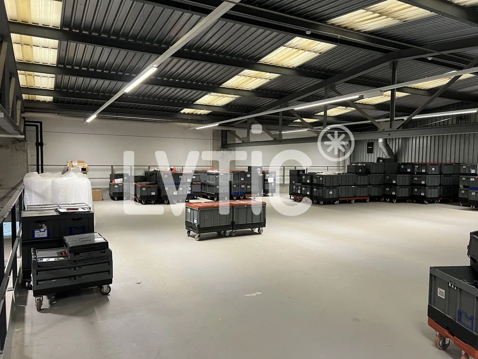 Depositio di 4000 m2 divisibili già da 2200 m2 in affitto a Meyrin - Satigny
