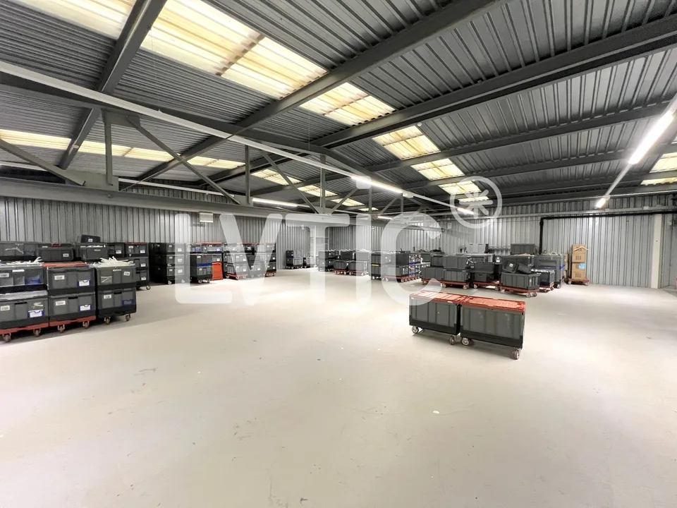 Depositio di 4000 m2 divisibili già da 2200 m2 in affitto a Meyrin - Satigny