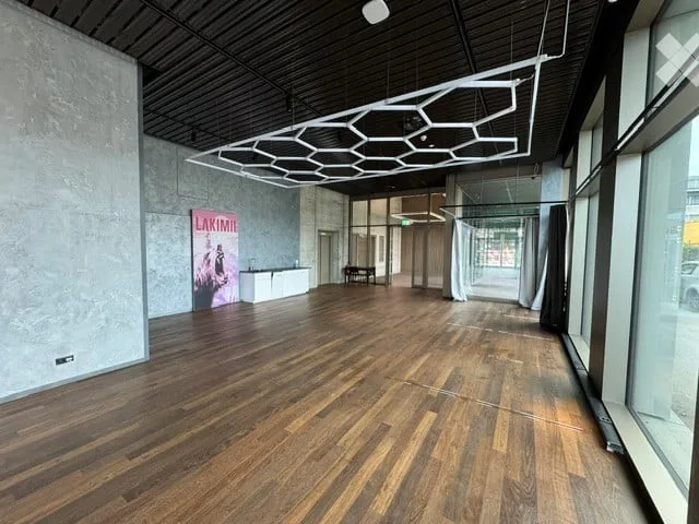140m2 Espace bureautique-commercial ou industriel moderne dans un emplacement central à Ostermundigen