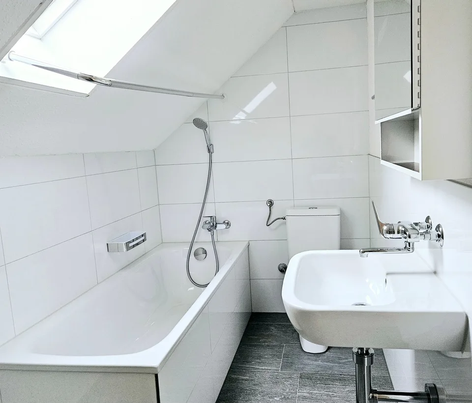 Charmante 2.5-Zimmer-Dachwohnung an zentraler Lage in St. Gallen – Foto 9 von 11