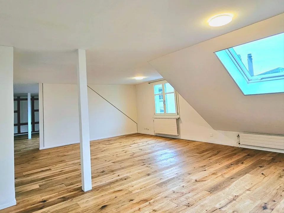 Charmante 2.5-Zimmer-Dachwohnung an zentraler Lage in St. Gallen – Foto 8 von 11