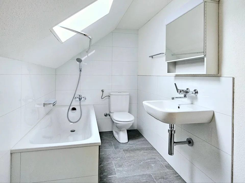 Charmante 2.5-Zimmer-Dachwohnung an zentraler Lage in St. Gallen – Foto 10 von 11