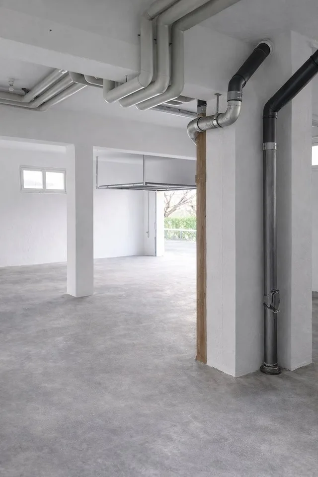 Geräumige Garage mit Lager und eigenem Bad. 2 MONATE KOSTENLOS!