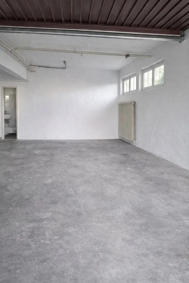 Geräumige Garage mit Lager und eigenem Bad. 2 MONATE KOSTENLOS!