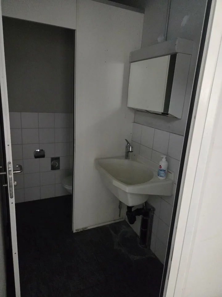 Posizione di bellezza alla stazione di Killwangen-Spreitenbach – foto 7 di 7