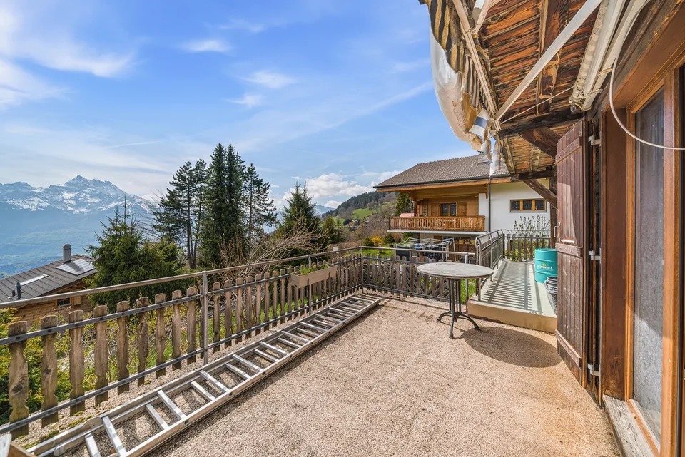 Chalet di rendita - 3 alloggi indipendenti da ristrutturare in parte Vista panoramica & forte potenziale locativo
