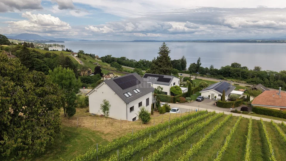 Haus mit drei Wohnungen und Blick auf den See