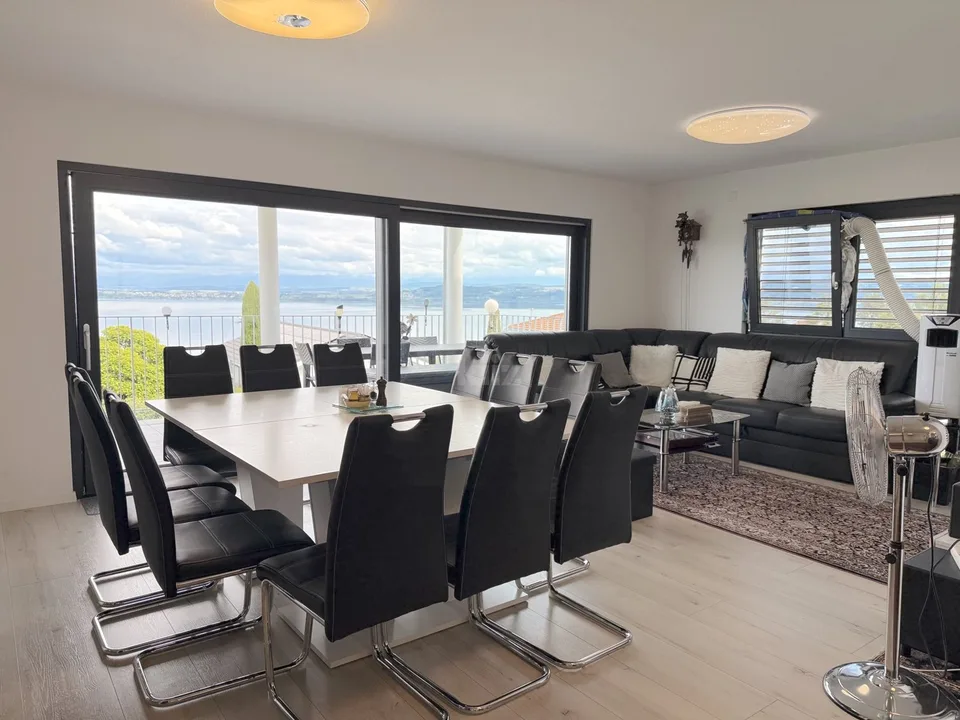 Haus mit drei Wohnungen und Blick auf den See