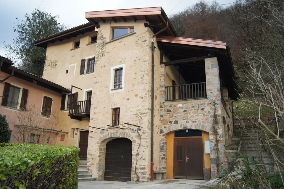 NUCLEO DI 3 CASE CON VIGNETO E MULINO DEL 1600