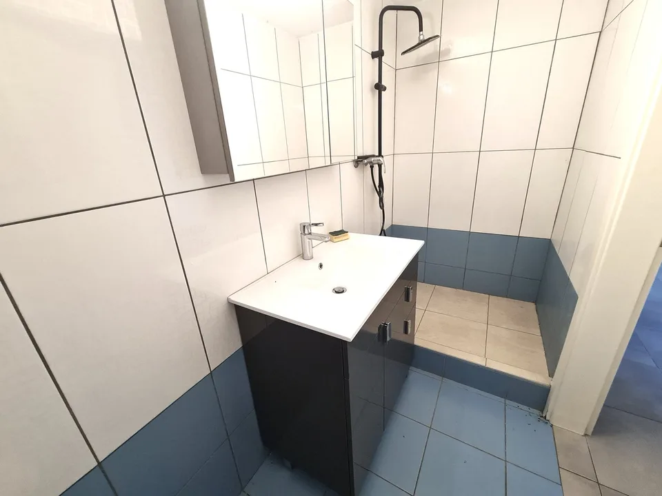 Sehr hübsche und geräumige Villa, ideal gelegen, mit 3 Apartments – Foto 27 von 30