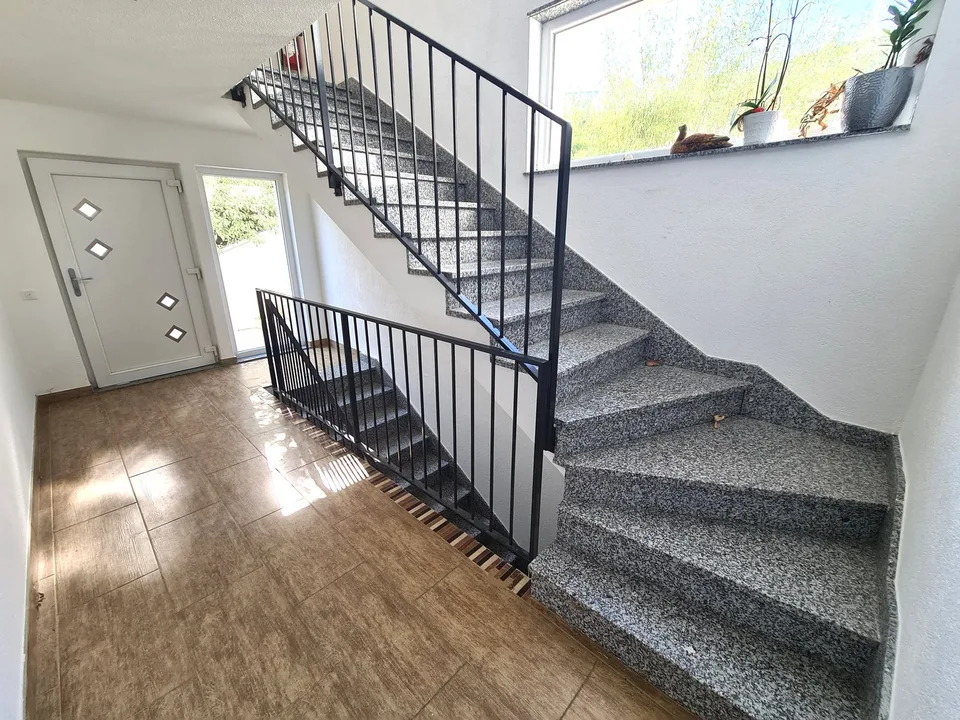 Sehr hübsche und geräumige Villa, ideal gelegen, mit 3 Apartments – Foto 21 von 30