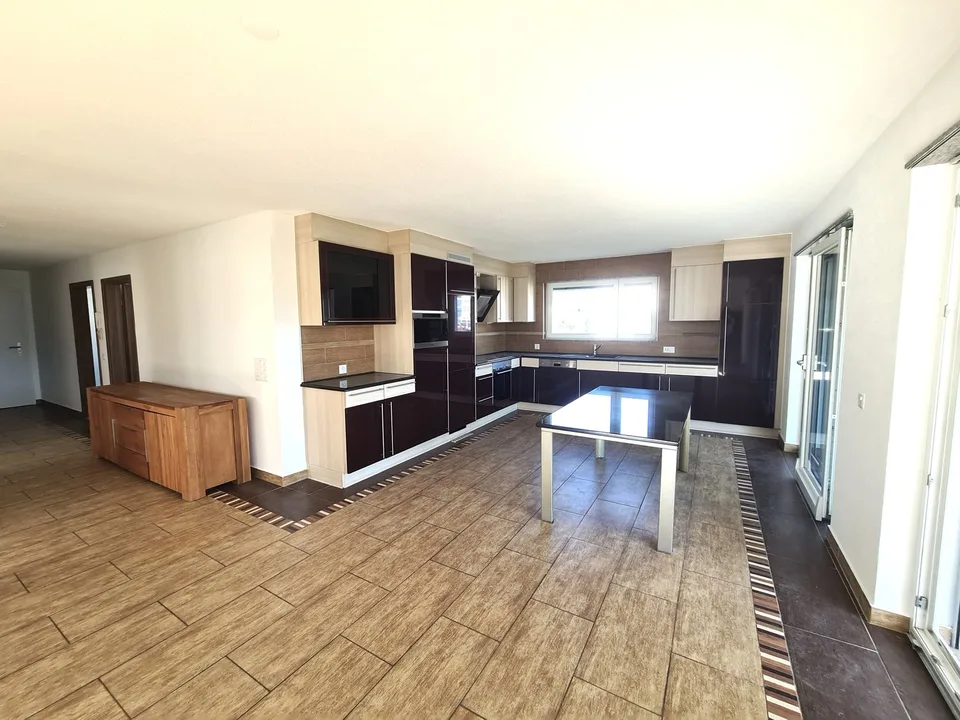 Sehr hübsche und geräumige Villa, ideal gelegen, mit 3 Apartments – Foto 14 von 30
