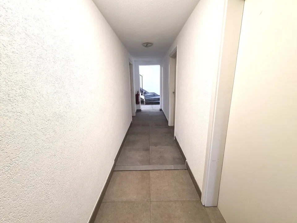 Sehr hübsche und geräumige Villa, ideal gelegen, mit 3 Apartments – Foto 29 von 30