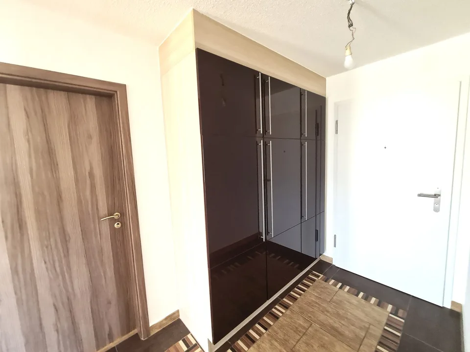 Sehr hübsche und geräumige Villa, ideal gelegen, mit 3 Apartments – Foto 16 von 30