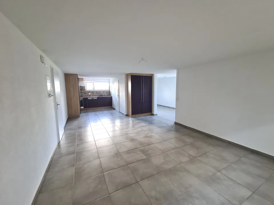 Sehr hübsche und geräumige Villa, ideal gelegen, mit 3 Apartments – Foto 26 von 30