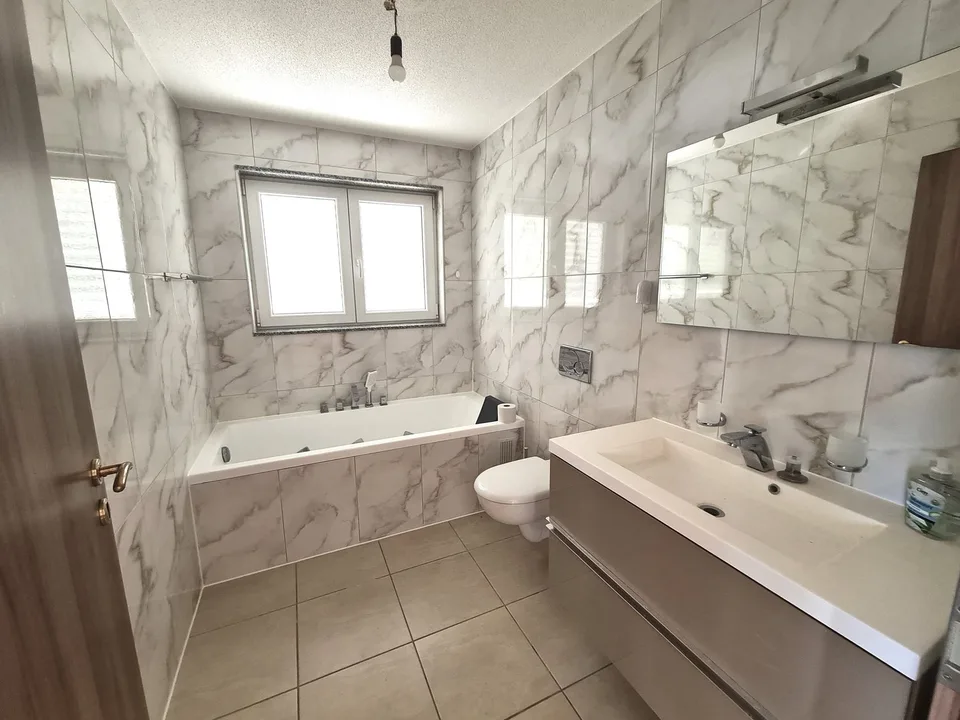 Sehr hübsche und geräumige Villa, ideal gelegen, mit 3 Apartments – Foto 17 von 30