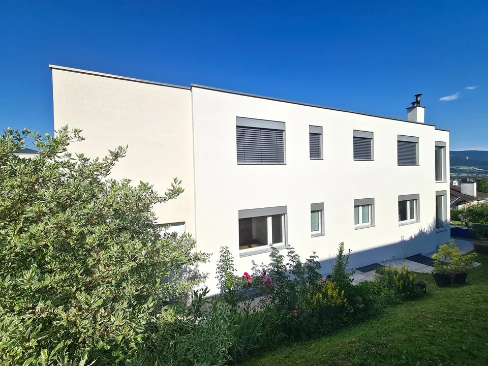 Villa molto carina e spaziosa, ideale per la posizione, con 3 appartamenti