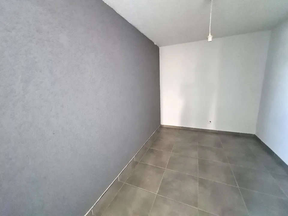 Sehr hübsche und geräumige Villa, ideal gelegen, mit 3 Apartments – Foto 28 von 30
