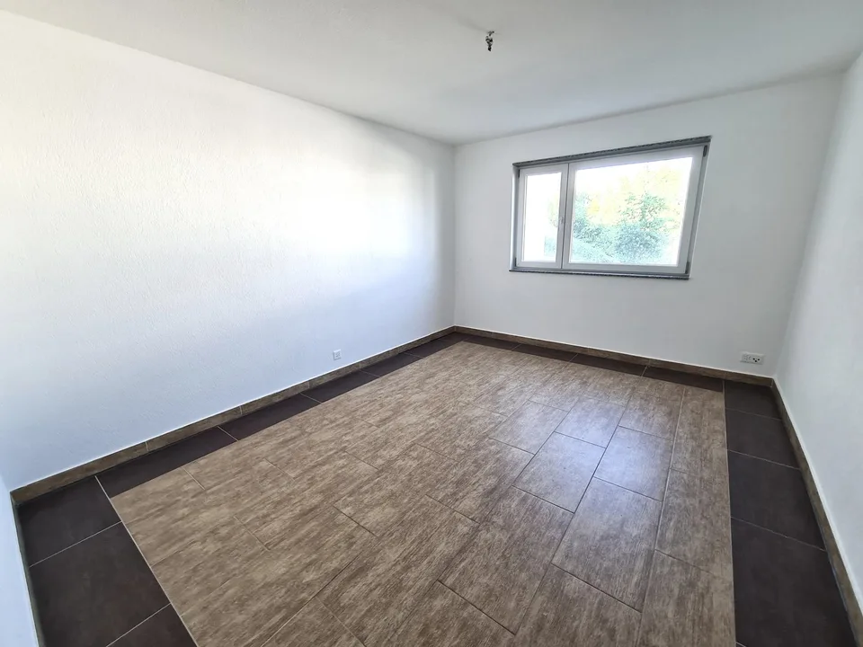 Sehr hübsche und geräumige Villa, ideal gelegen, mit 3 Apartments – Foto 20 von 30