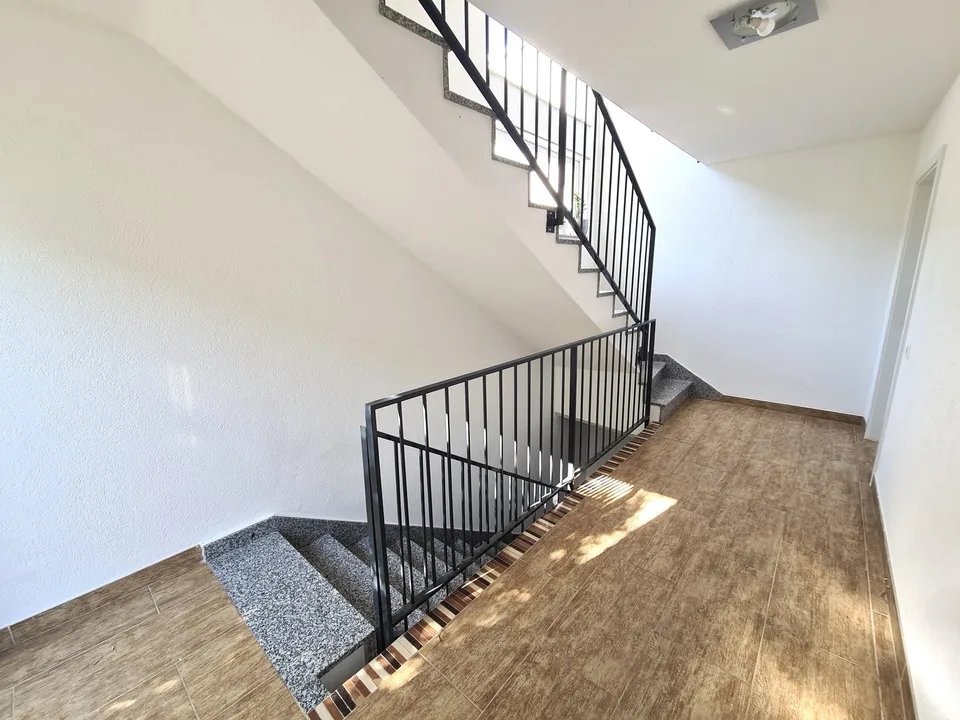 Sehr hübsche und geräumige Villa, ideal gelegen, mit 3 Apartments – Foto 22 von 30