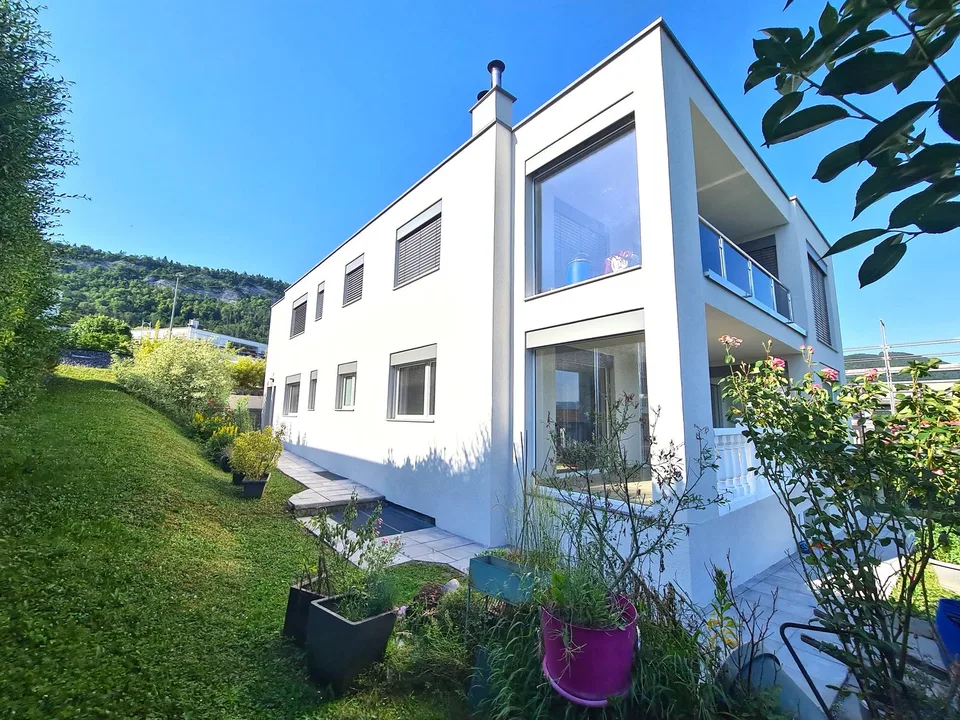 Très jolie et spacieuse villa idéalement bien située comprenant 3 appartements