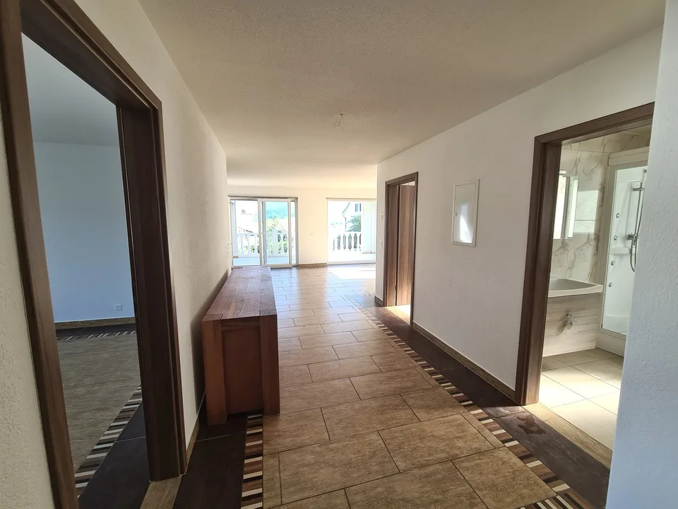 Sehr hübsche und geräumige Villa, ideal gelegen, mit 3 Apartments – Foto 15 von 30