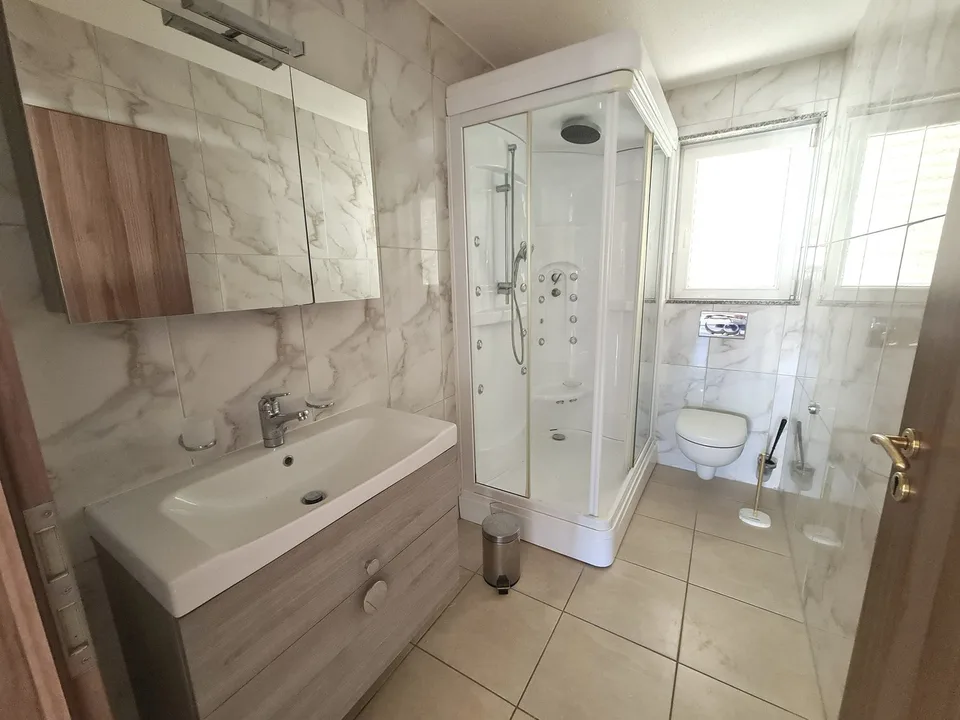 Sehr hübsche und geräumige Villa, ideal gelegen, mit 3 Apartments – Foto 19 von 30