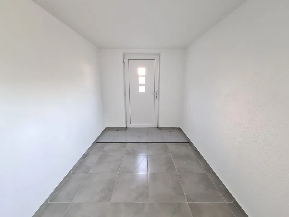 Sehr hübsche und geräumige Villa, ideal gelegen, mit 3 Apartments – Foto 23 von 30