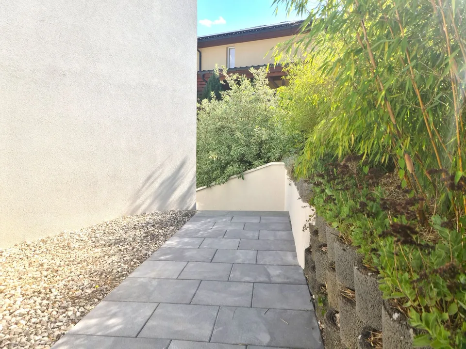 Sehr hübsche und geräumige Villa, ideal gelegen, mit 3 Apartments – Foto 6 von 30