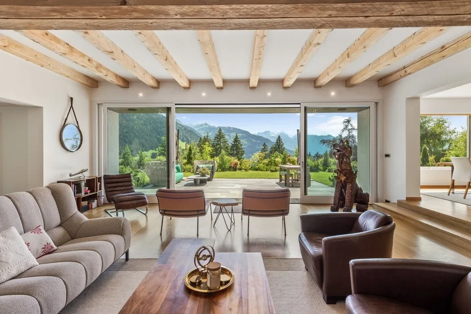 Geräumiges Chalet mit beheiztem Pool und atemberaubendem Blick auf die Alpen