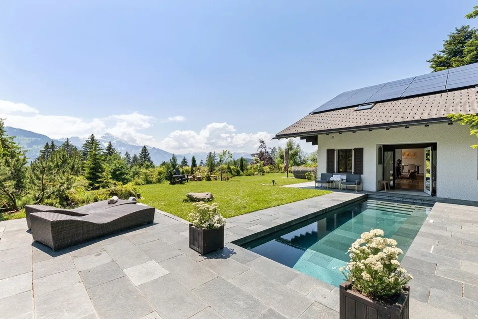 Spacieux chalet avec piscine chauffée et vue imprenable sur les Alpes