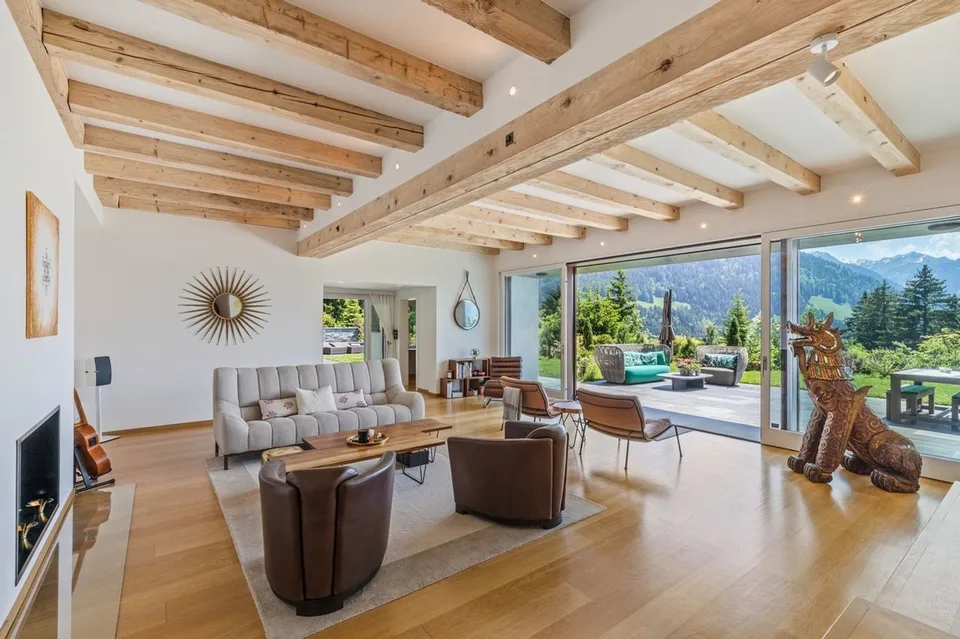 Geräumiges Chalet mit beheiztem Pool und atemberaubendem Blick auf die Alpen