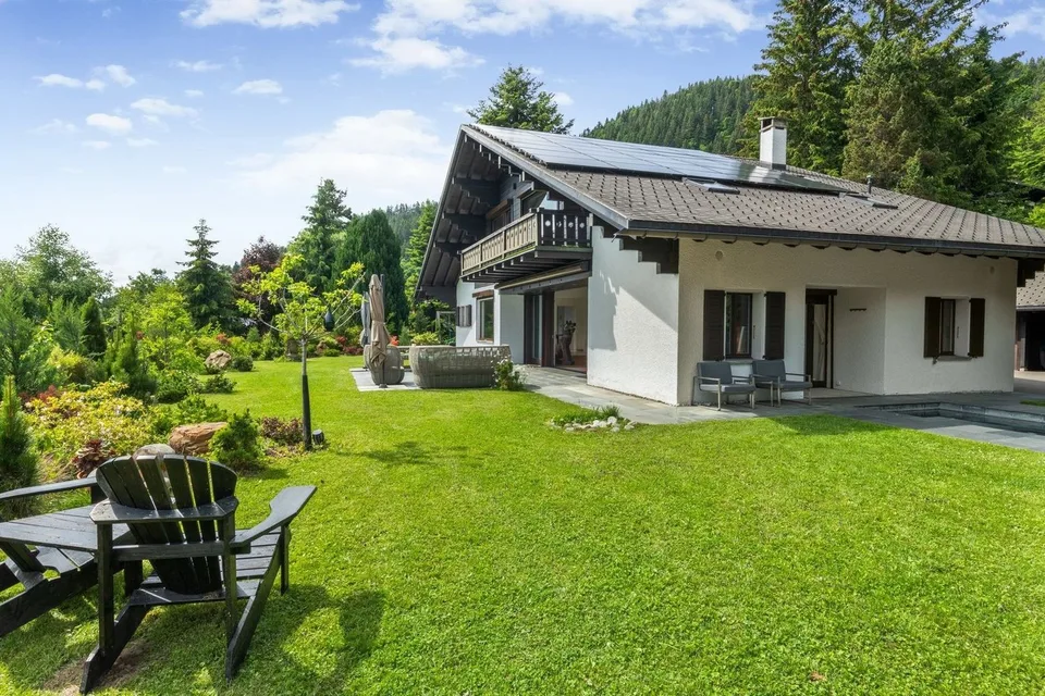 Geräumiges Chalet mit beheiztem Pool und atemberaubendem Blick auf die Alpen