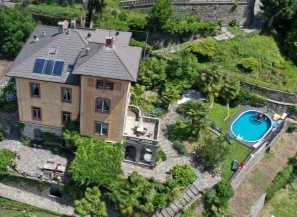 Grande e ben mantenuta villa in stile Liberty in posizione tranquilla