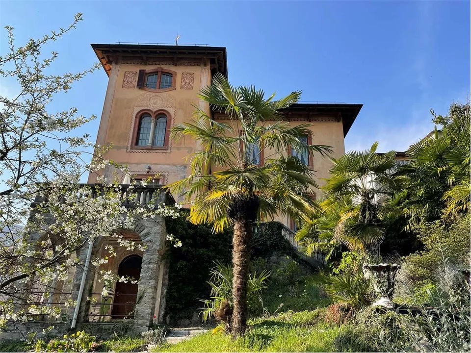 Grande e ben mantenuta villa in stile Liberty in posizione tranquilla