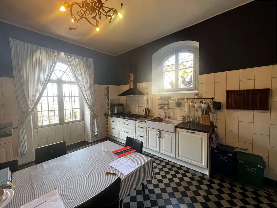 Grande e ben mantenuta villa in stile Liberty in posizione tranquilla