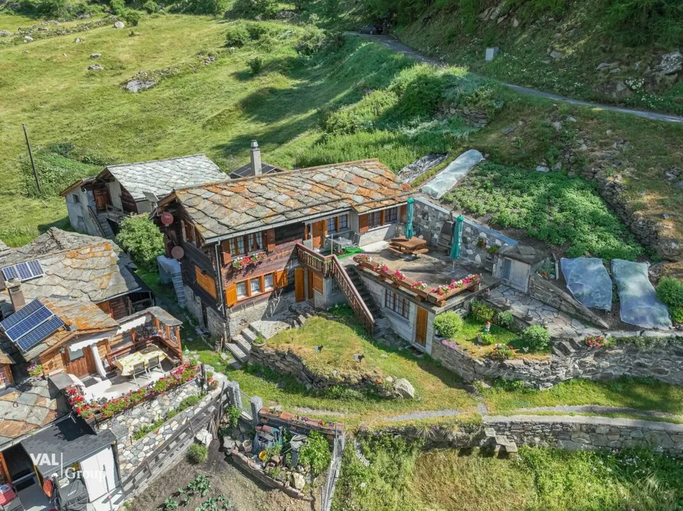 3.5 Zimmer Wohnung in einer heimeligen Alphütte