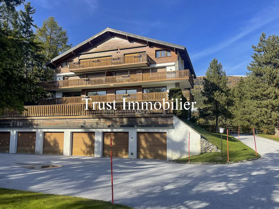 4017. Appartement traversant de standing, proche centre Crans