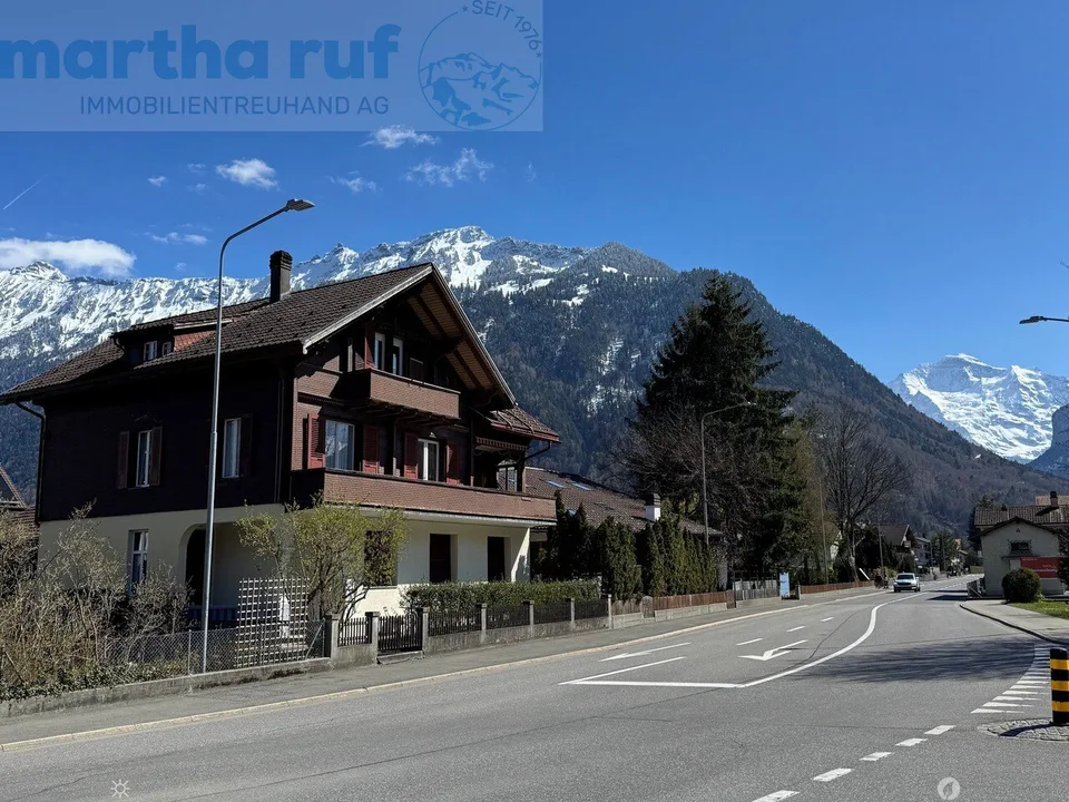 Mehrfamilienhaus mit 3 Einheiten, Scheune und grosser Garten