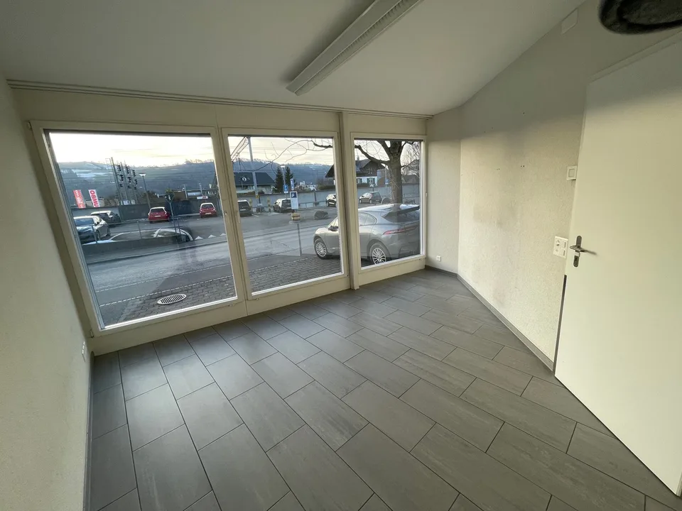 Gewerbehaus mit  Praxis-, Büro-, Verkaufsräume
